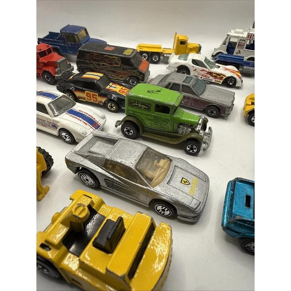 Lot Of 24 Vintage HOT WHEELS die cast cars trucks busses With Soft Case